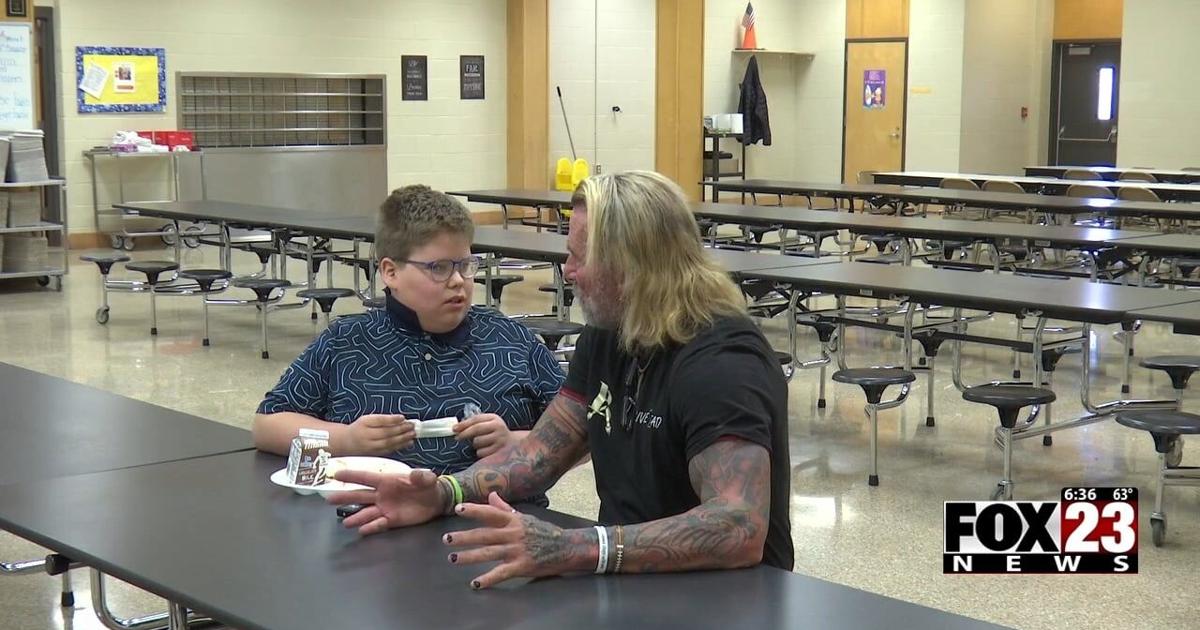 Broken Arrow teacher’s quick action saves choking student at lunch time | News [Video]