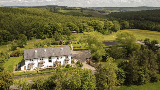 12 acres with tennis courts, holiday cottages and more [Video]