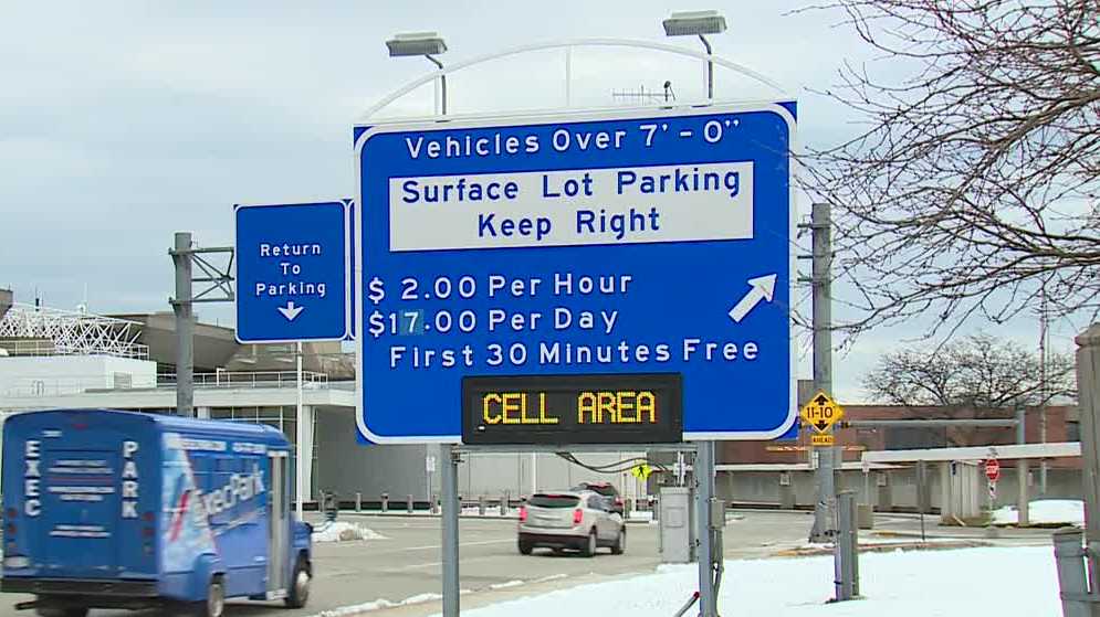 MKE airport: Parking lots are filling up, make plans before you fly [Video]
