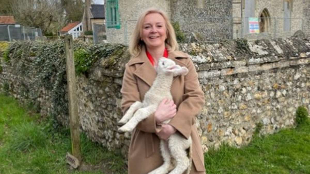 Your Easter lunch, Liz? Truss shares picture of herself holding a lamb outside a church – as politicians including Rishi Sunak and Keir Starmer send their Easter messages [Video]