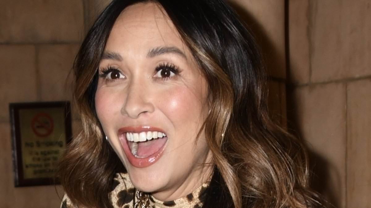 Myleene Klass in hysterics as she catches woman searching the internet for her after spotting diner’s reflection in the mirror while out for lunch [Video]