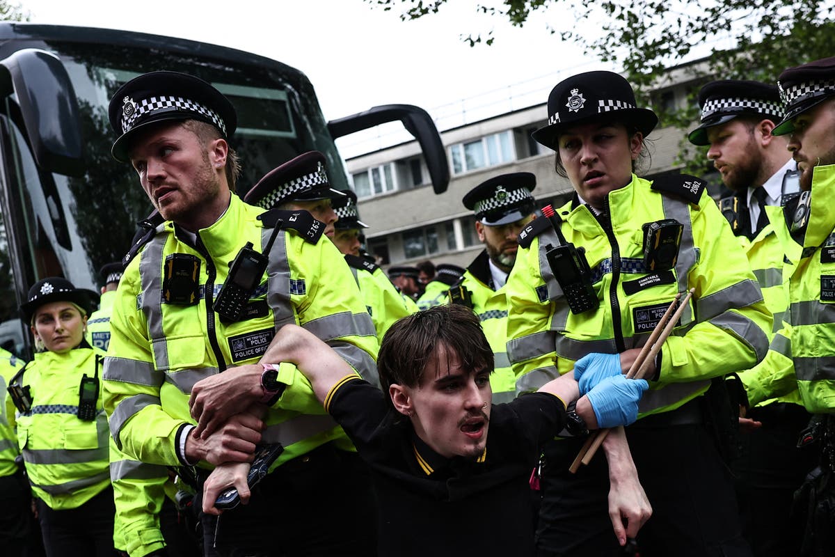 ‘Refugees are welcome here!’: Peckham protesters arrested after blocking asylum seeker coach headed to Bibby Stockholm [Video]