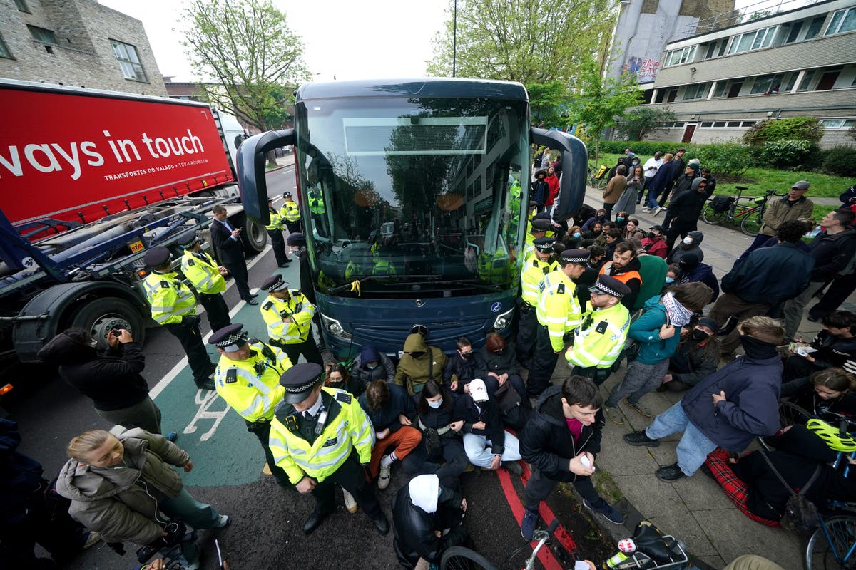 Police quizzing 45 people after Peckham protesters thwart asylum seekers’ coach transfer to Bibby Stockholm [Video]