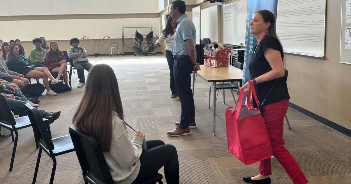 GM of newest Broken Arrow Chick-Fil-A location surprises Freshman Academy staff, students with free meals and more | News [Video]