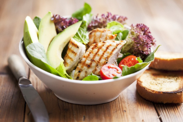 This grilled turkey & avocado salad recipe is super healthy… [Video]