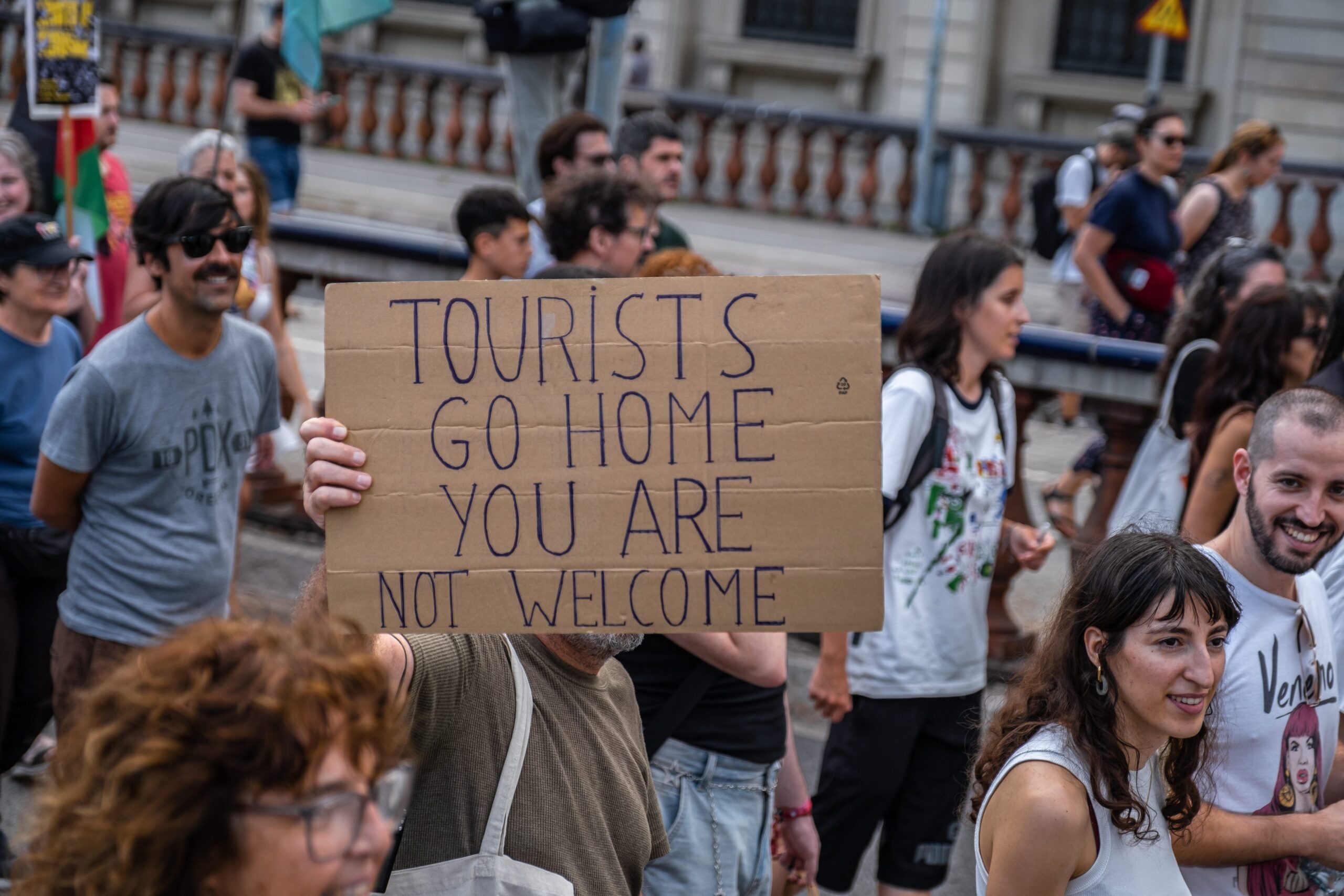 US digital nomads blast xenophobic anti-tourism movement in Spain  while others say theyre scared to speak English in public [Video]