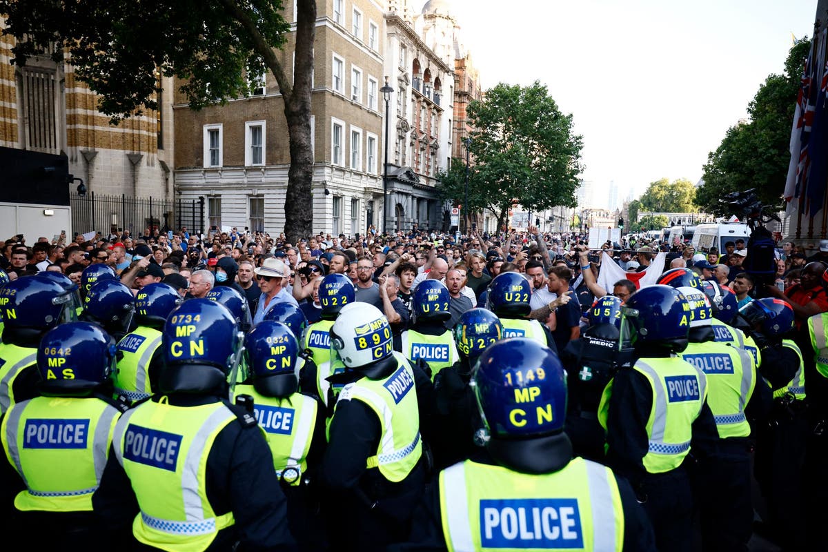 UK riots LIVE: Met Police say 1,300 officers on standby amid fears of London disorder [Video]