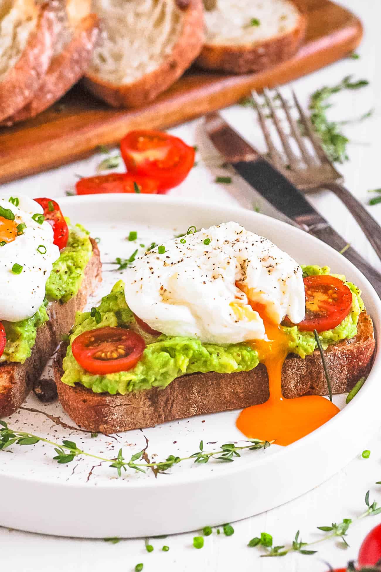 Avocado Toast With Egg And Tomato (Healthy & Easy!) [Video]