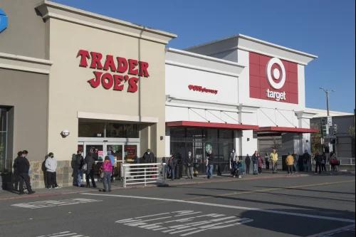 ‘Pumpkin Spice Pundit’ sought to taste test fall treats at Trader Joe’s [Video]