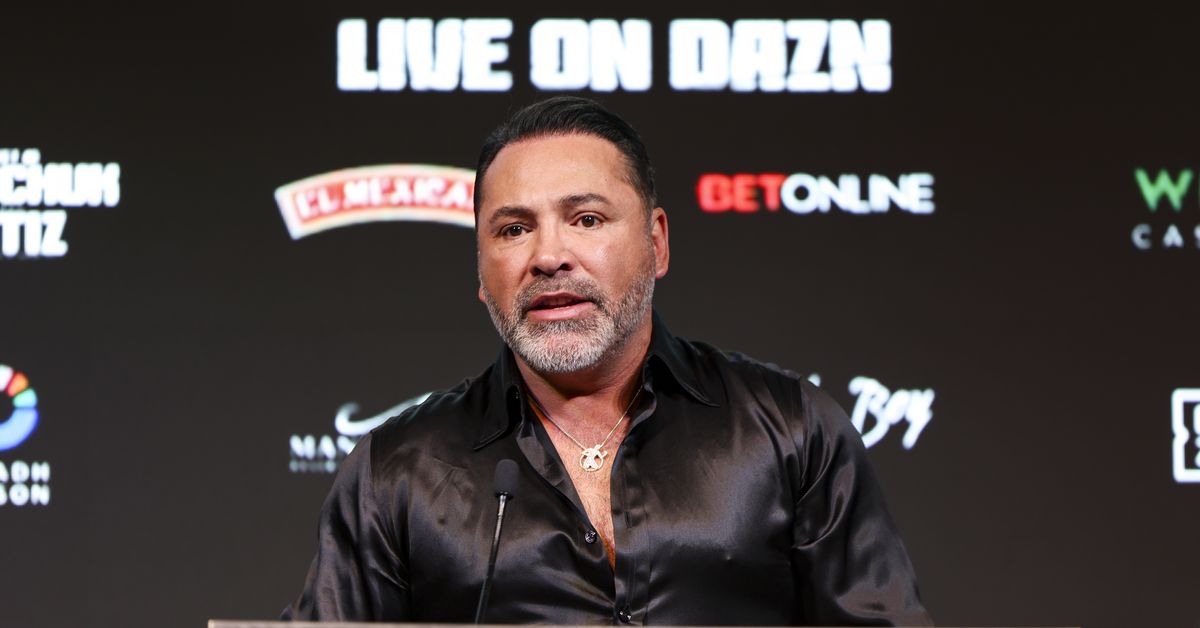 Oscar De La Hoya criticizes Floyd Mayweather exhibition bouts: You have to stop embarrassing yourself [Video]