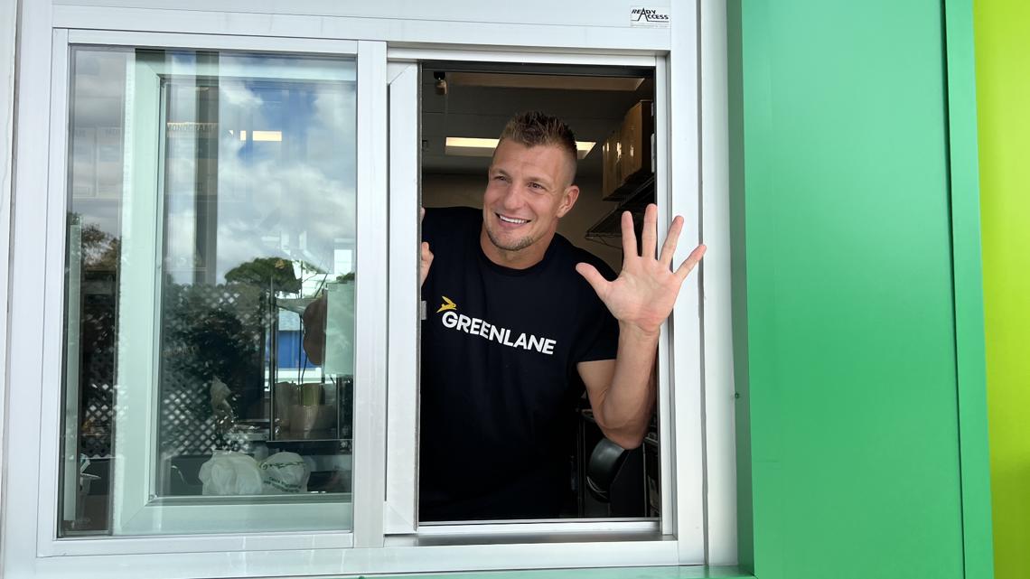 NFL legend Rob Gronkowski works drive-thru in Tampa [Video]