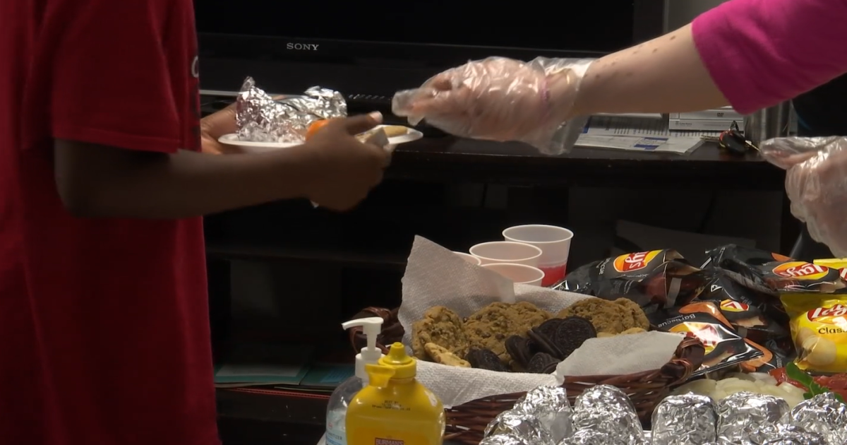 Free lunches is more than just volunteer work for the Hodges [Video]