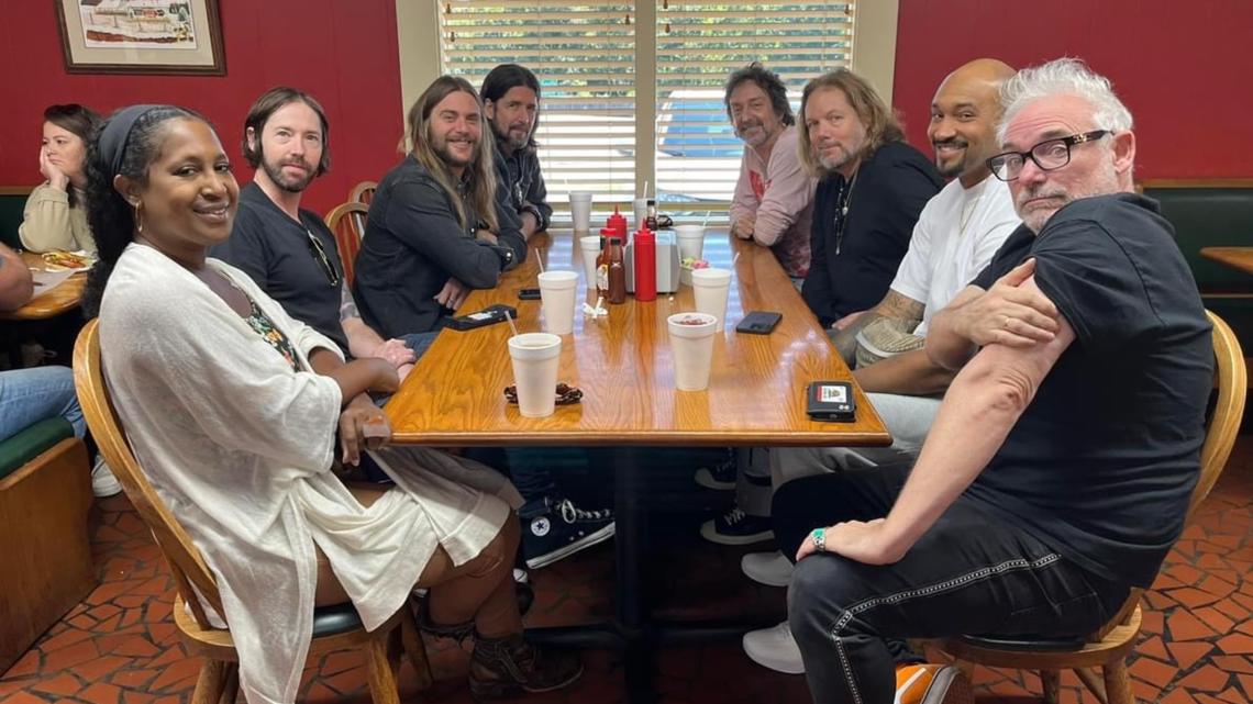 The Black Crows get lunch at Lexington Barbecue while on tour [Video]