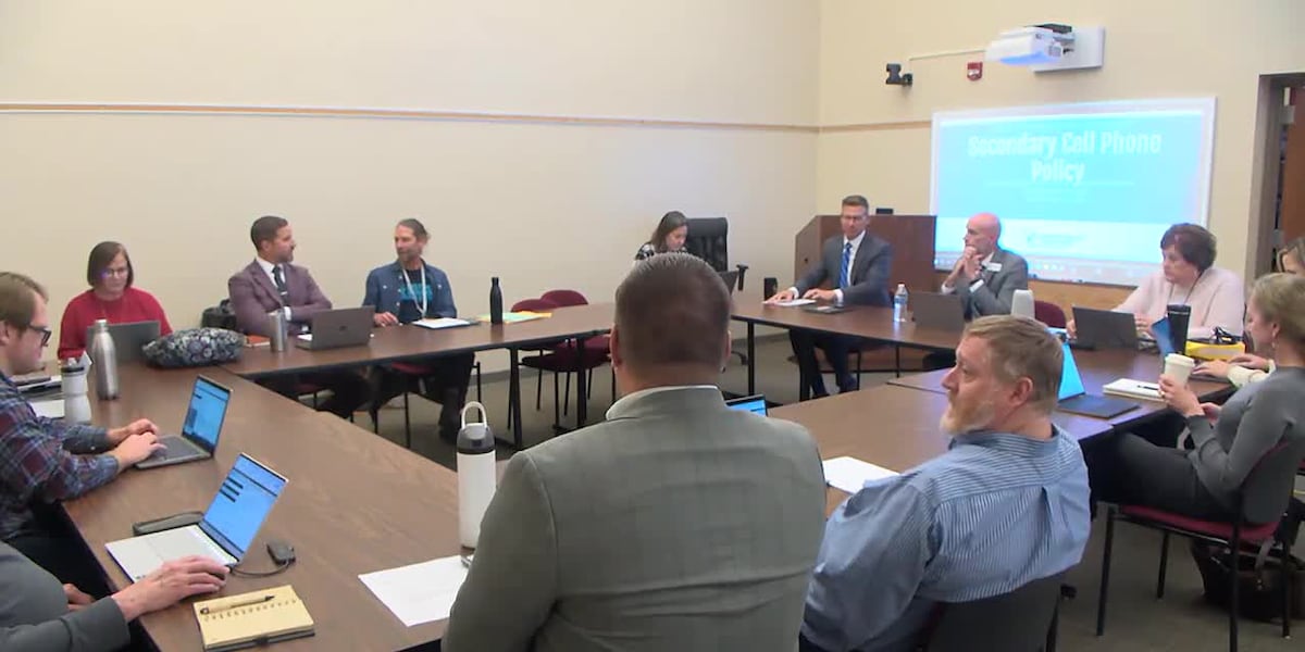 Iowa City school district stalls on designing new cell phone policy [Video]