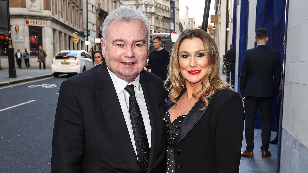 Eamonn Holmes leans on his walker as he celebrates 65th birthday by taking younger girlfriend Katie Alexander, 43, to work Christmas lunch – while his estranged wife Ruth Langsford keeps busy in Australia [Video]