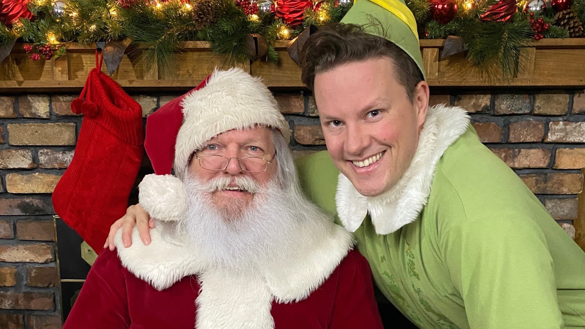 How a ‘Cameo Santa’ built his Christmas-themed living room side hustle [Video]