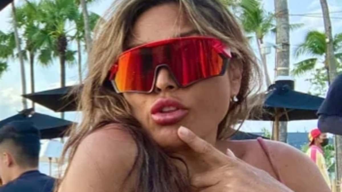 Dictator’s Australian love child Analisa Corr advertises on sex services website as she faces charges over mid-air Jetstar assault allegations [Video]